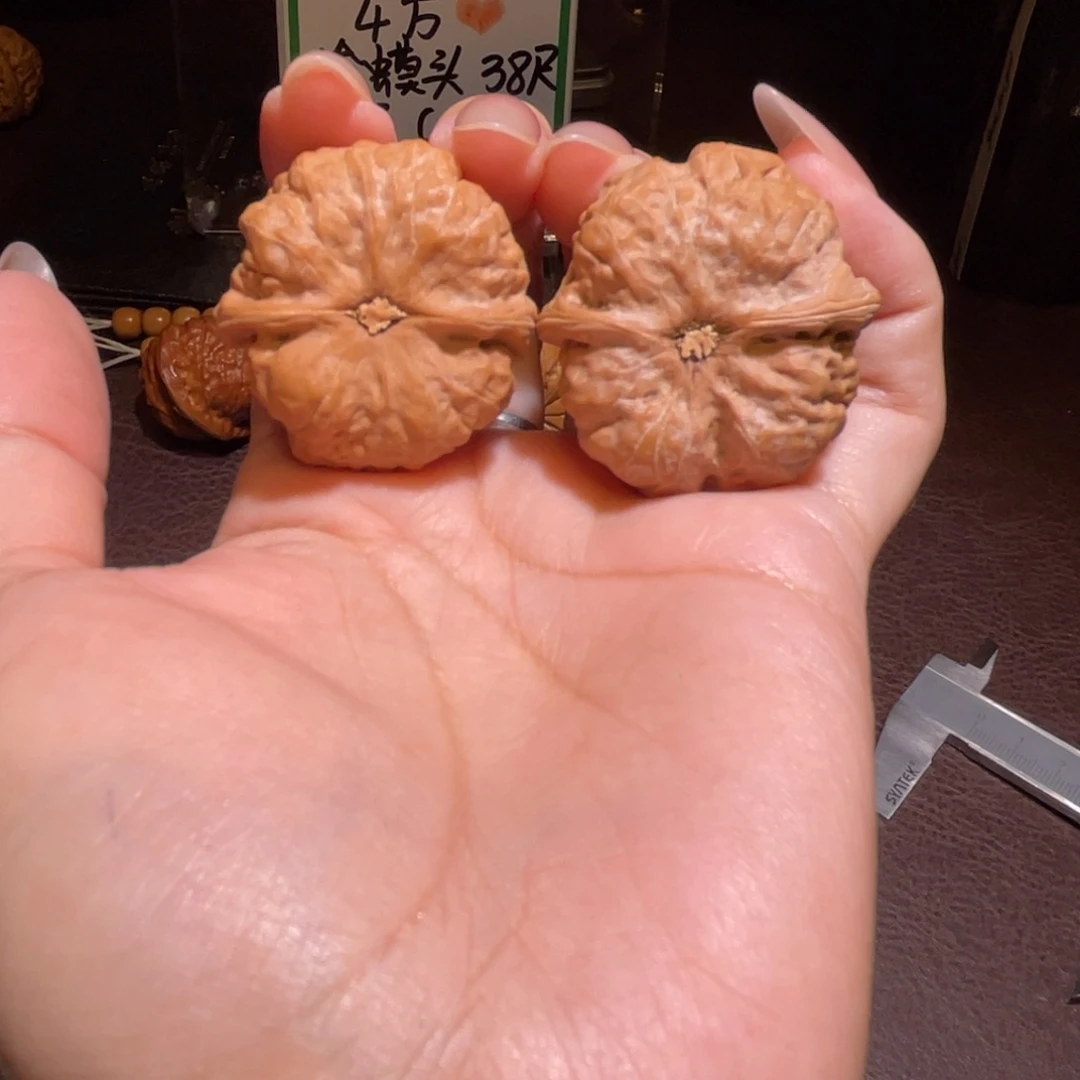 文玩核桃把件抱****虎35蛤蟆头