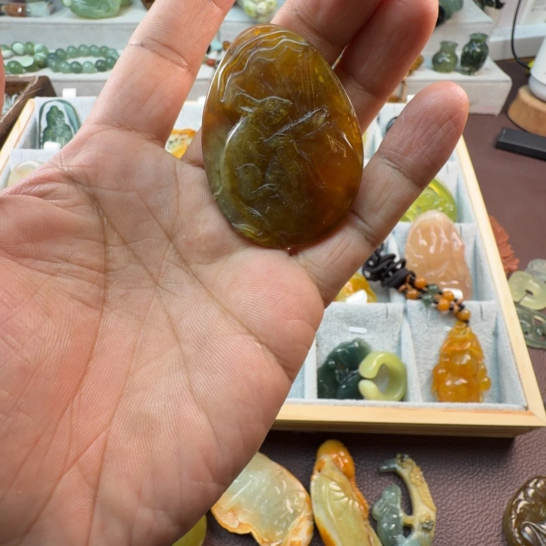 蛇纹石玉未镶嵌颈饰