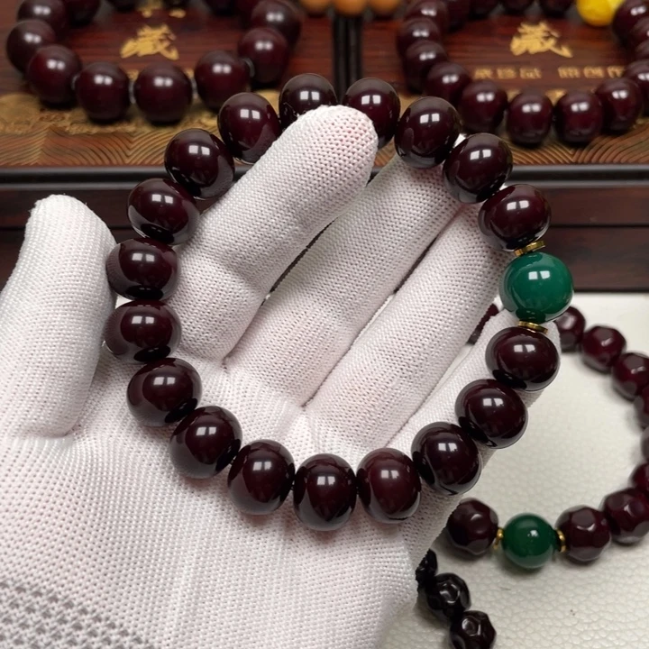 男***孩吊坠橄榄核猴头手串