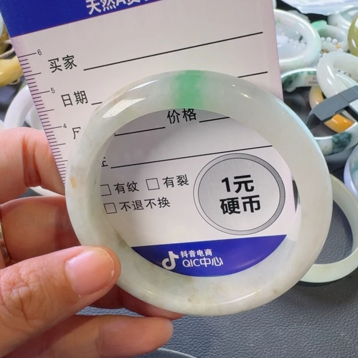 翡翠手镯未镶嵌?*颈饰