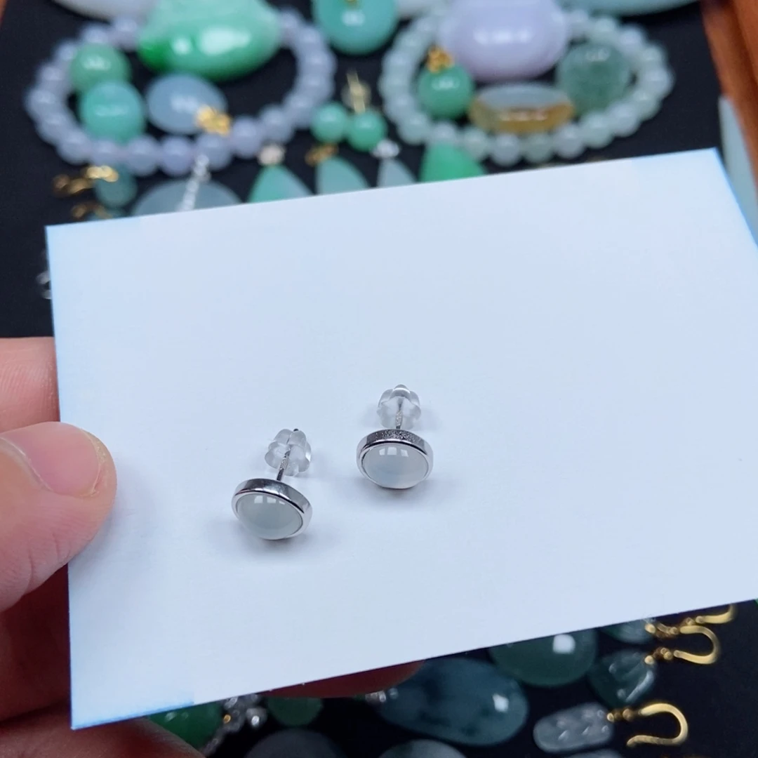 一***碎翡翠未镶嵌颈饰耳钉