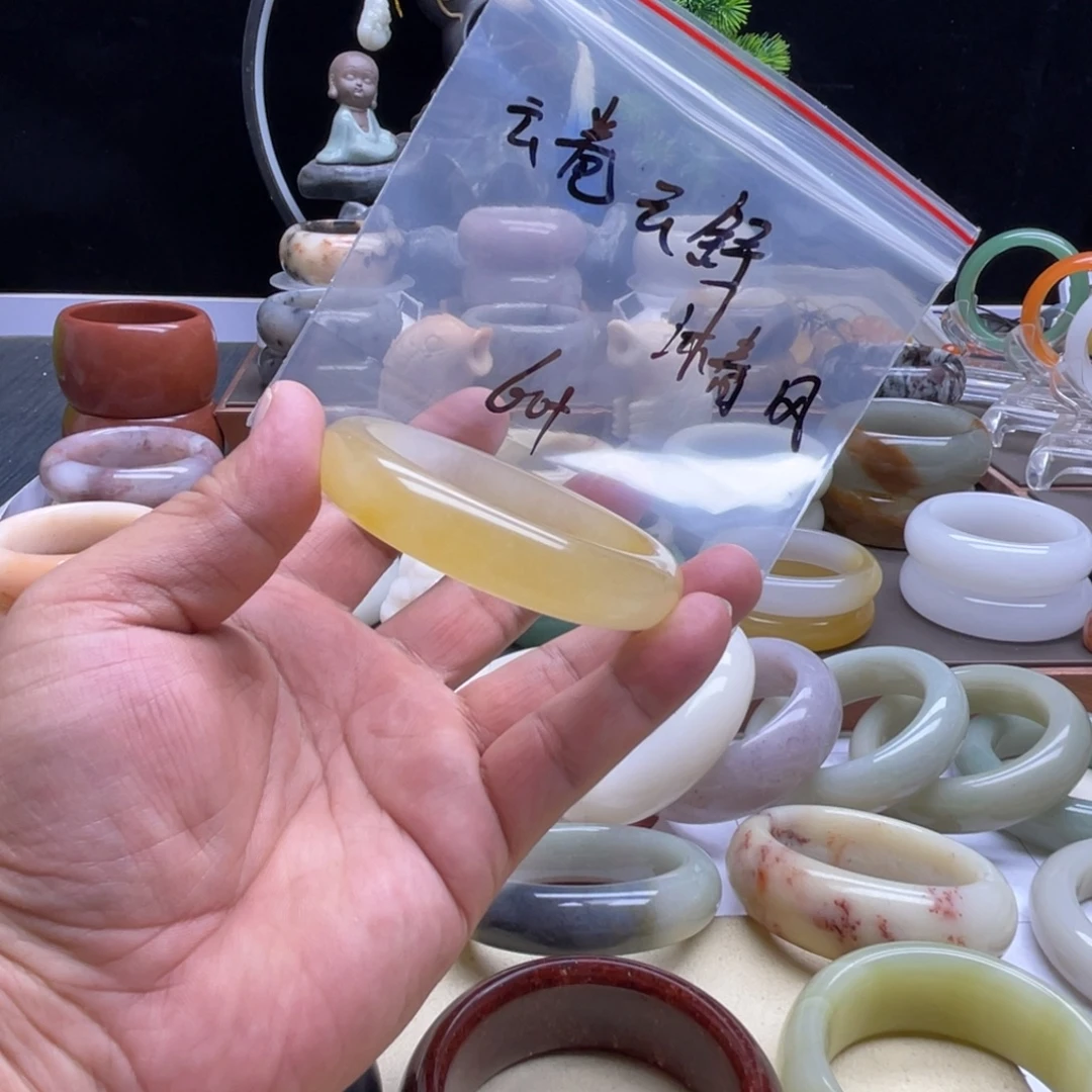 云***风石英质玉（佘太翠）未镶嵌手镯