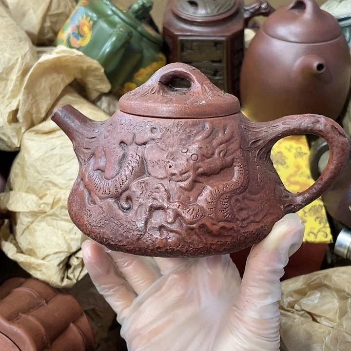 紫砂茶壶原矿泥料，手工制作的一把紫砂壶。