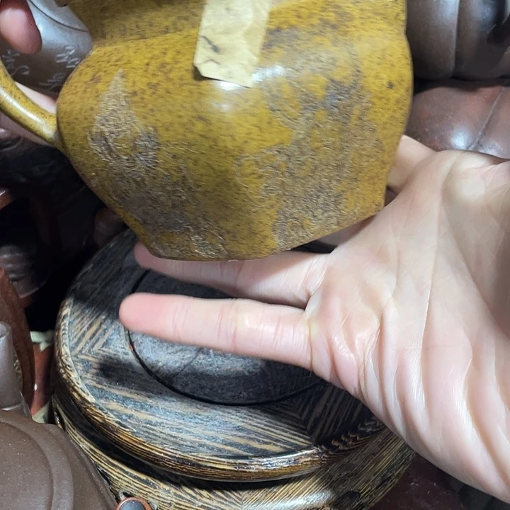 茶壶紫砂原矿泥料手工制作的一把紫砂壶。