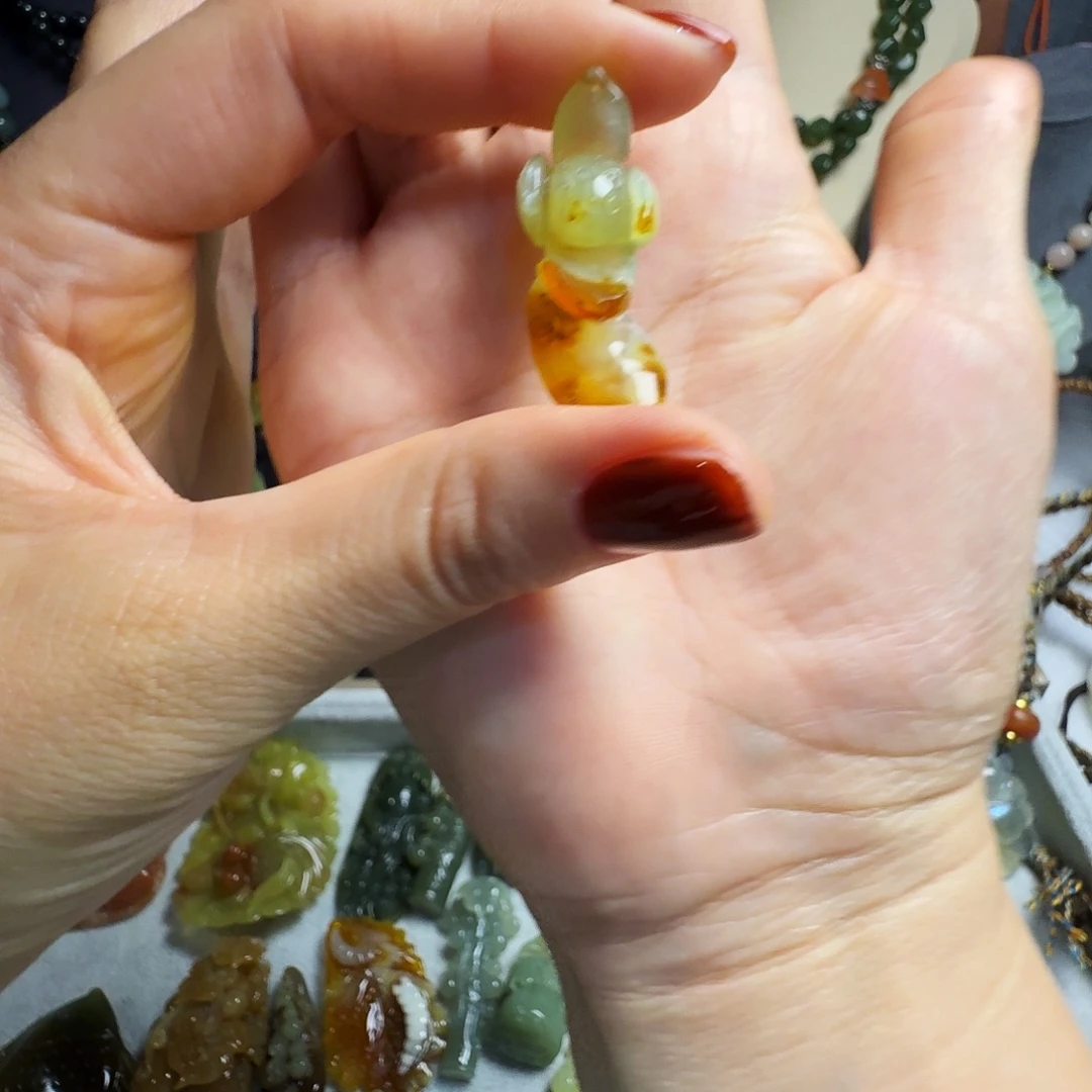 ****新蛇纹石玉未镶嵌颈饰