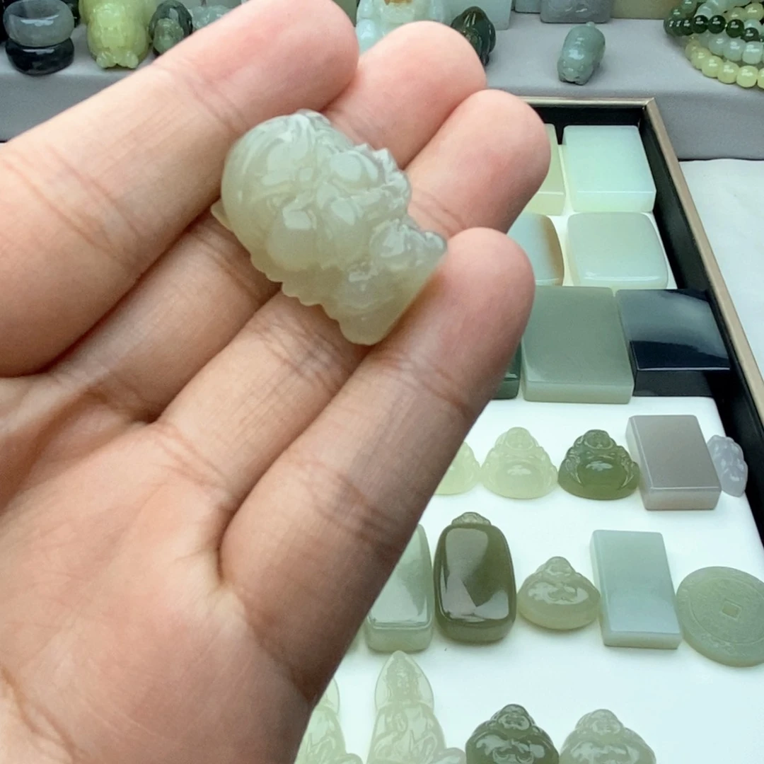 和田玉未镶嵌颈饰阿*哥