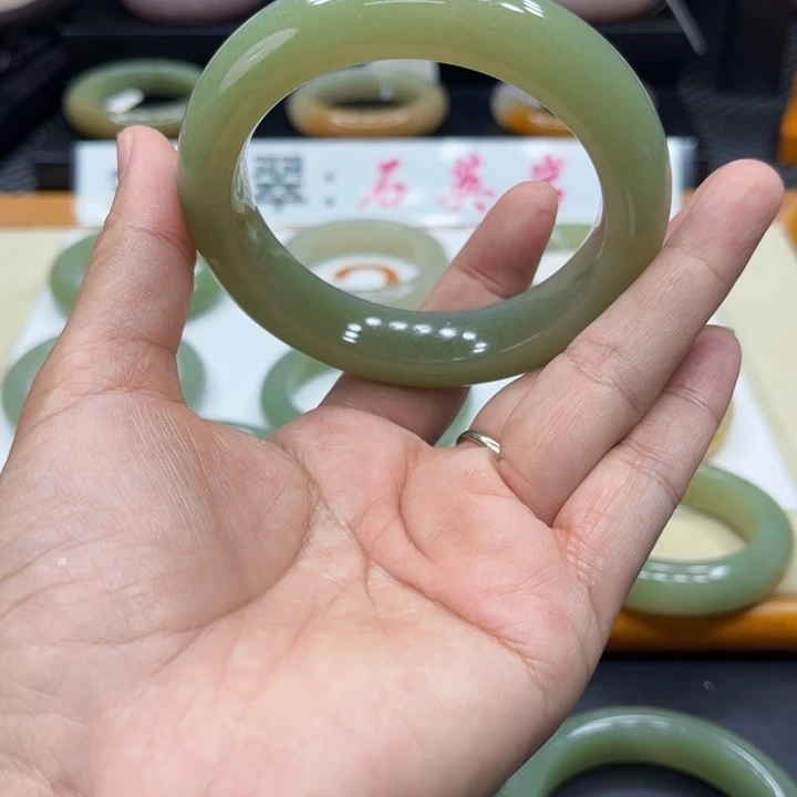 未镶嵌手镯石英质玉晨*