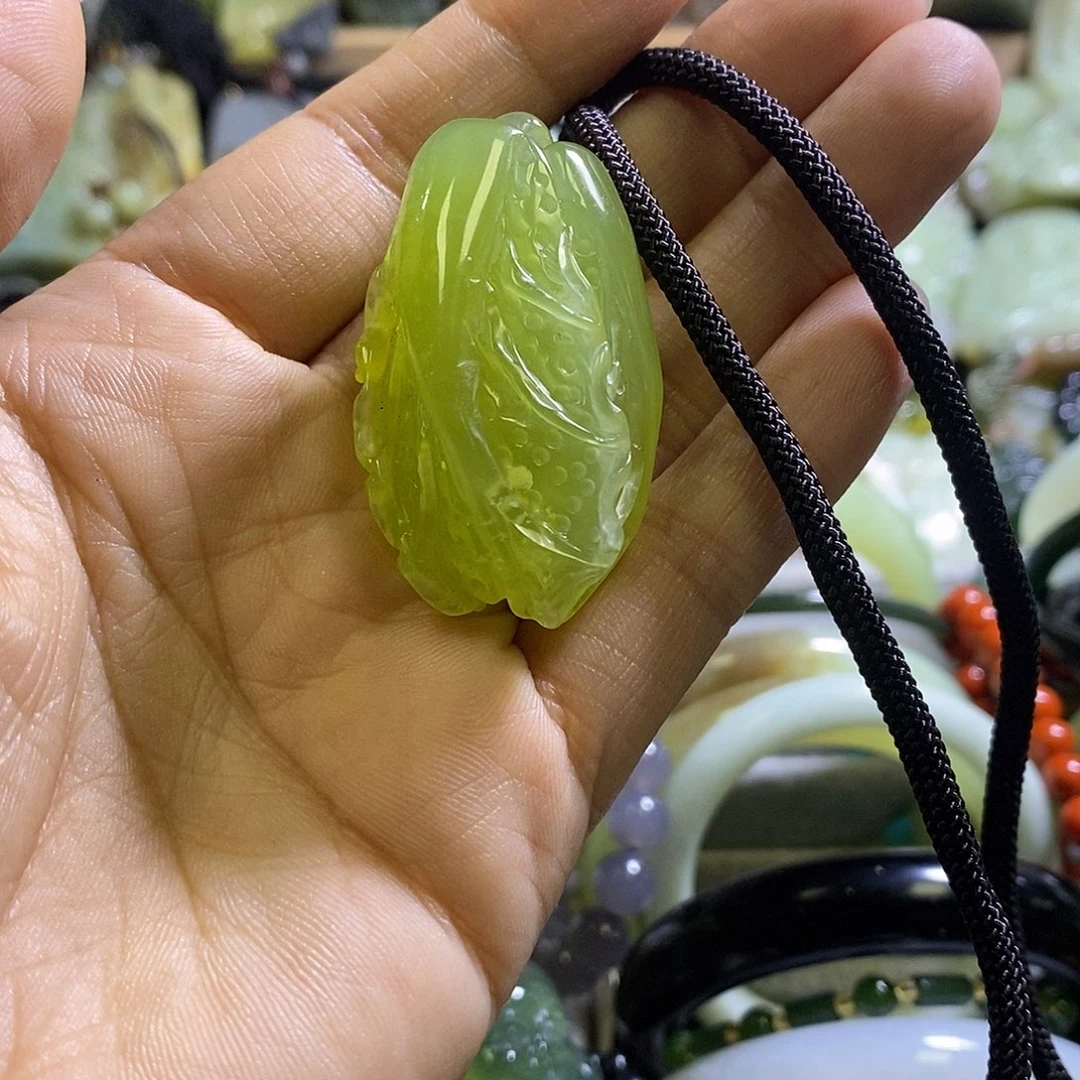 岫玉未镶嵌颈饰一个