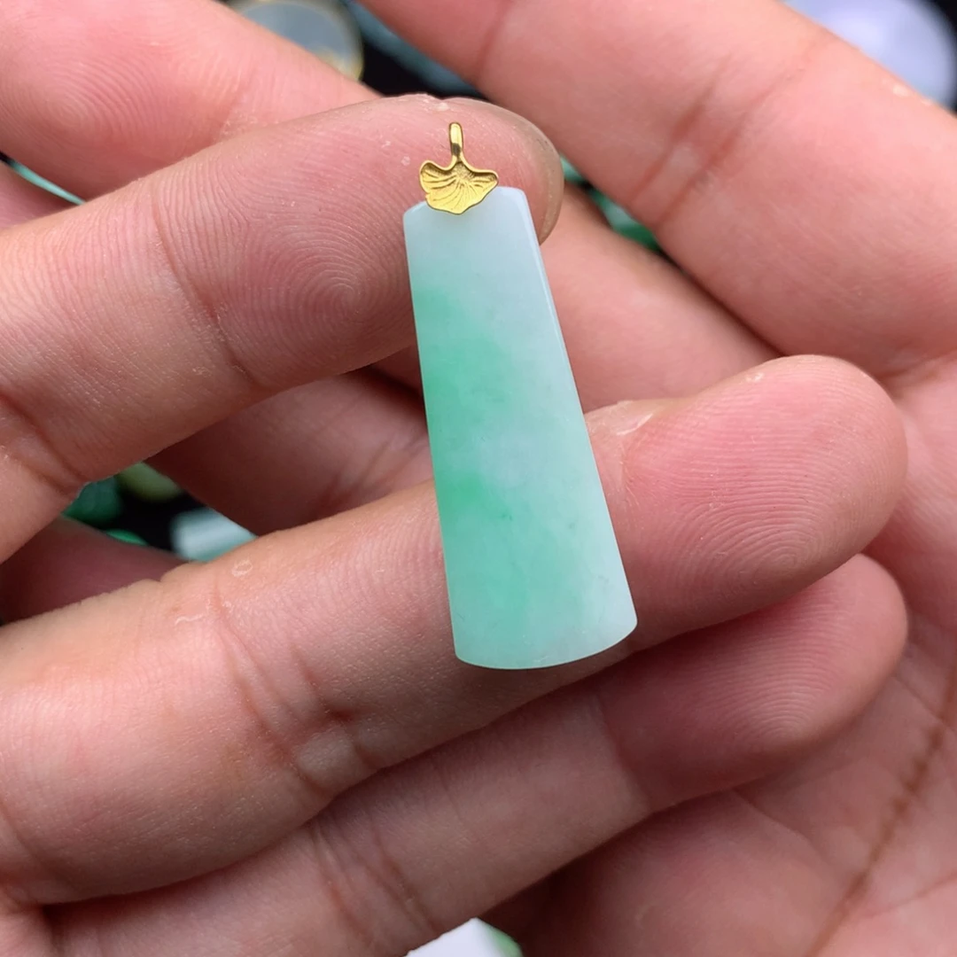 翡翠18K金镶嵌颈饰无事牌