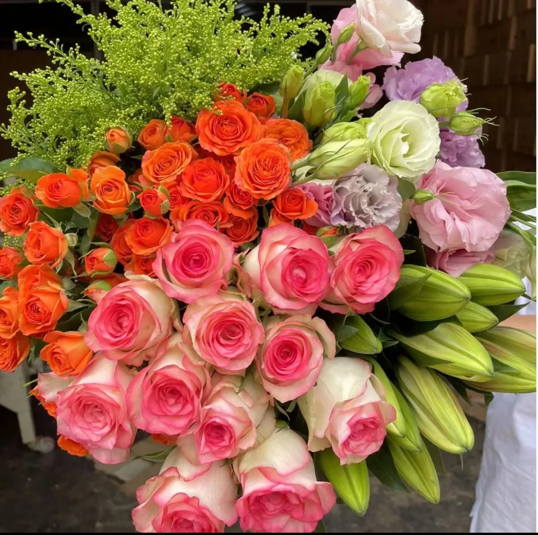 【爱沙玫瑰组合】昆明玫瑰10朵百合5朵康乃馨10支配草鲜切花插花