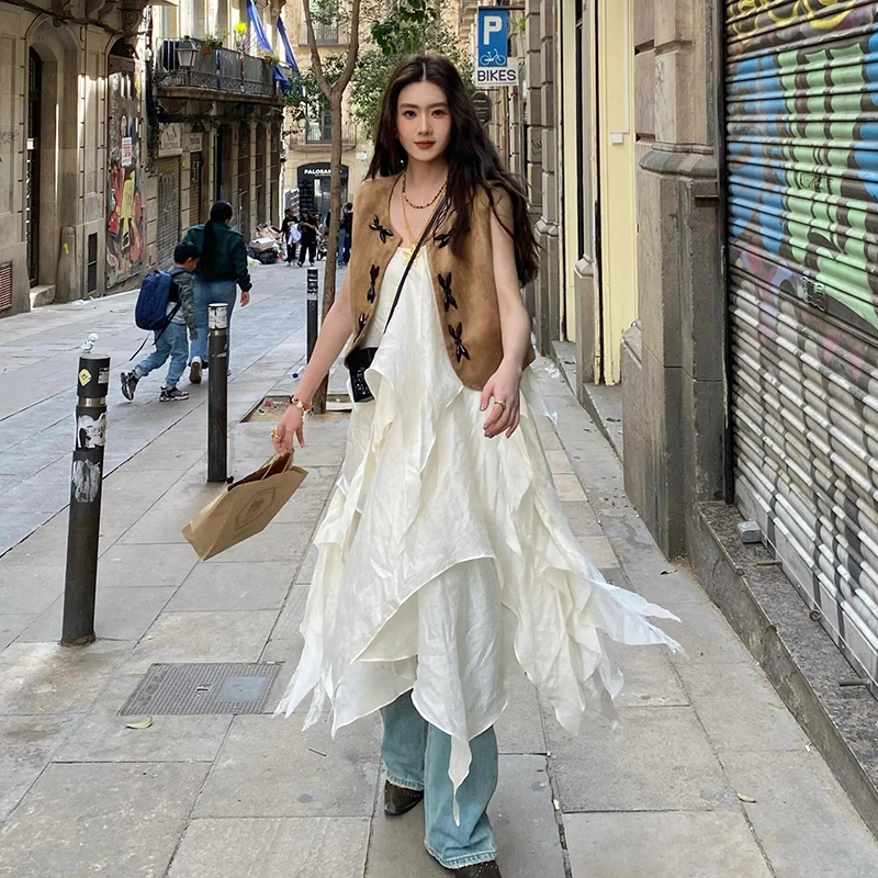 一整套ootd穿搭小众不撞款度假卡其色马甲吊带连衣裙套装女2025夏