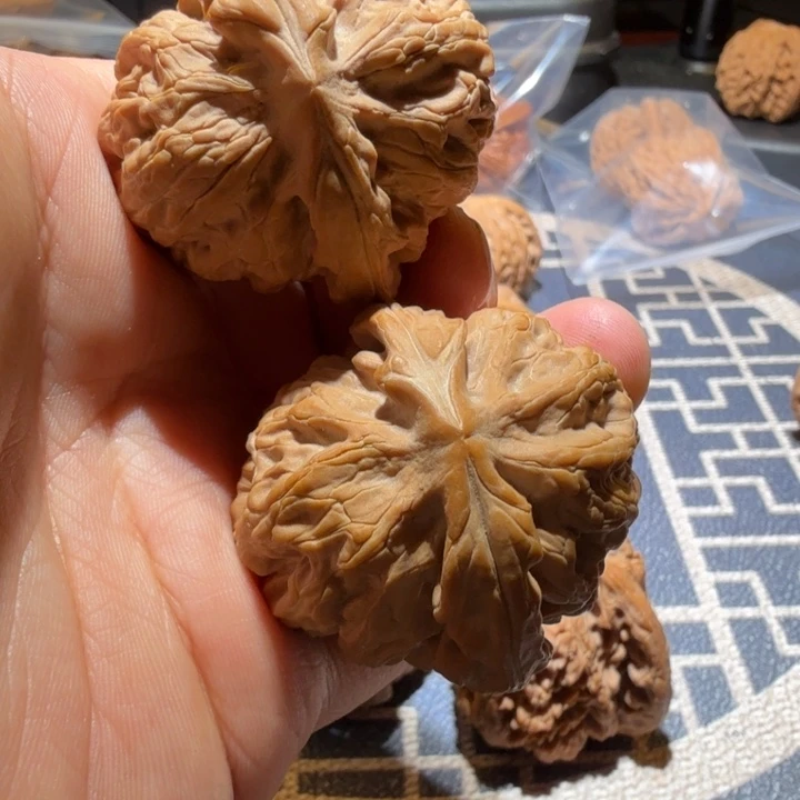 艺***.把件猴头核桃红锦鲤