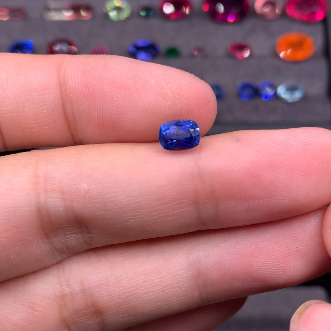 蓝宝石裸石未镶嵌