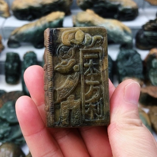 未镶嵌岫岩河磨玉（透闪石质玉）把件