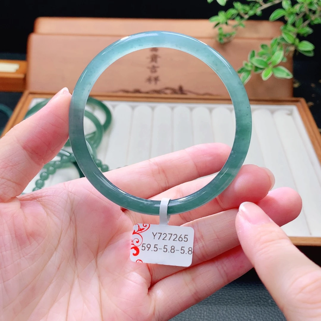 翡翠未镶嵌手镯（圆镯）