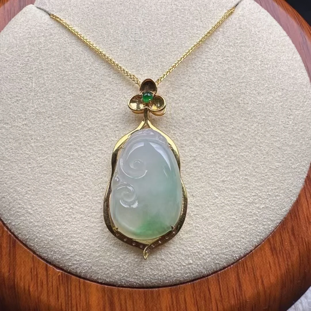 18k镶翡翠冰飘绿如意，玉质细腻，精致时尚  尺寸：33.6*15.5*5.6mm