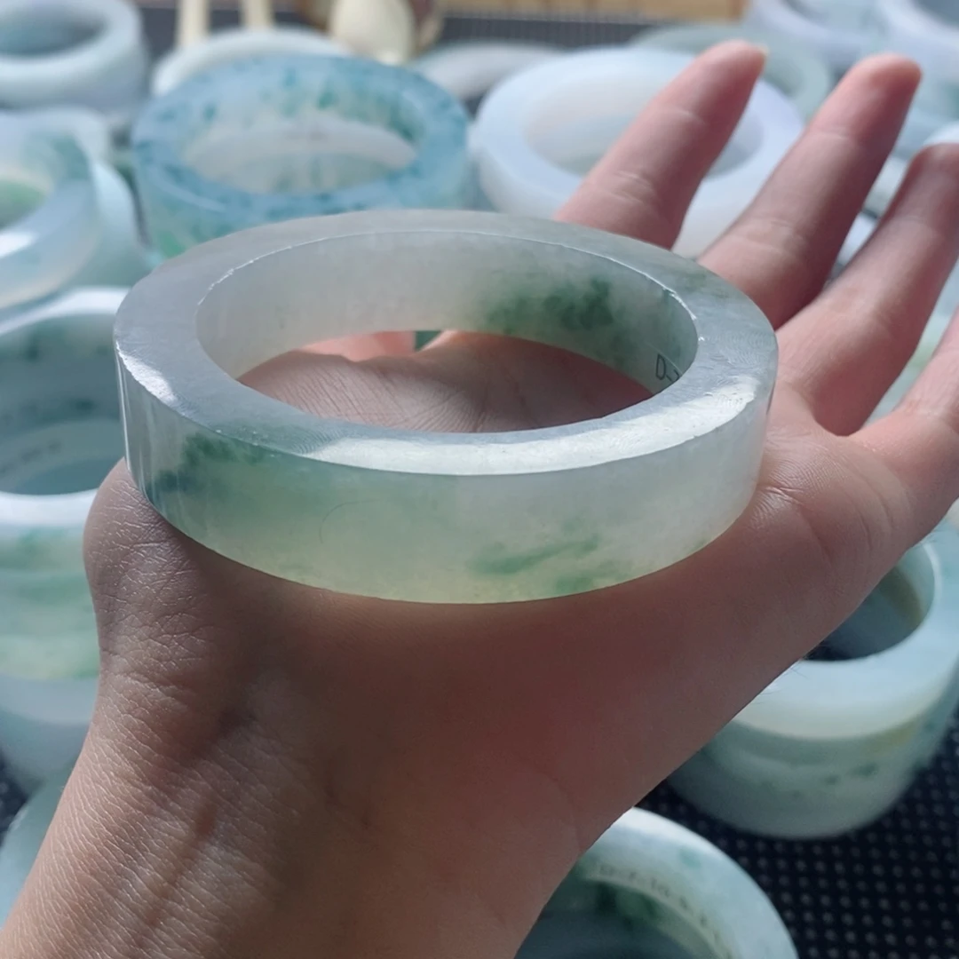 芳***华未镶嵌AAA定制翡翠