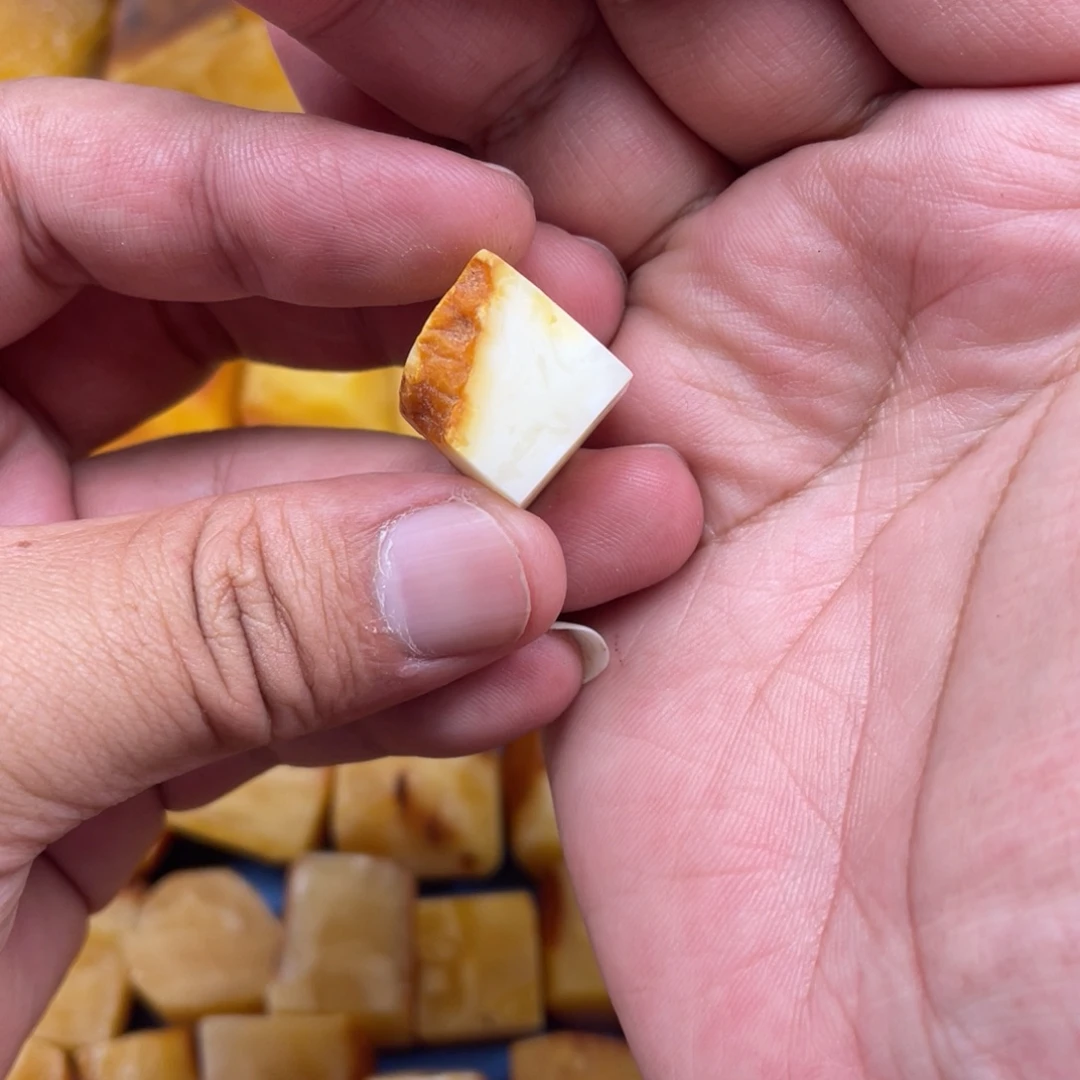 人***间定制蜜蜡未镶嵌原石