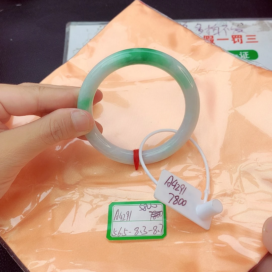 翡翠手镯未镶嵌翡翠