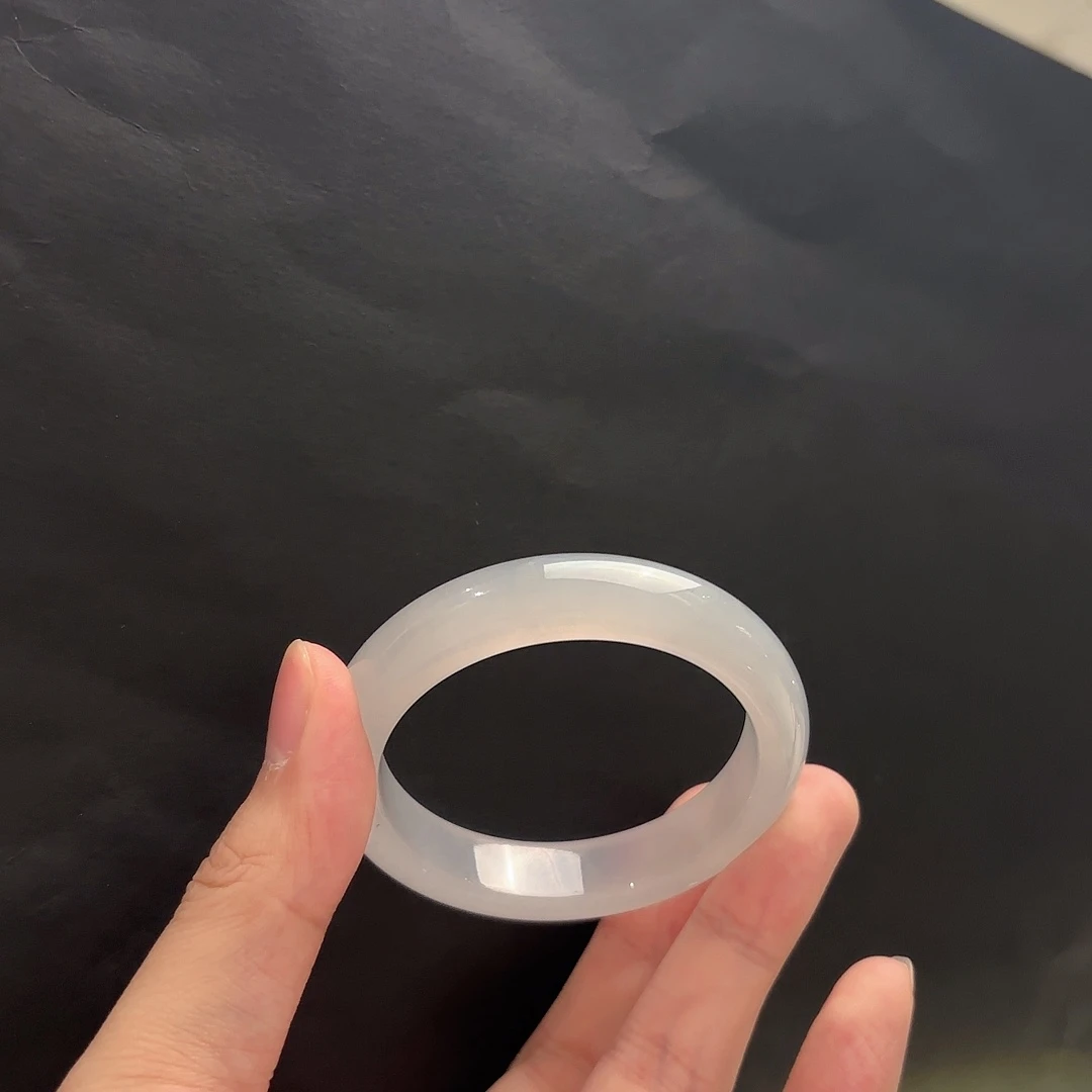 翡翠未镶嵌手镯多人