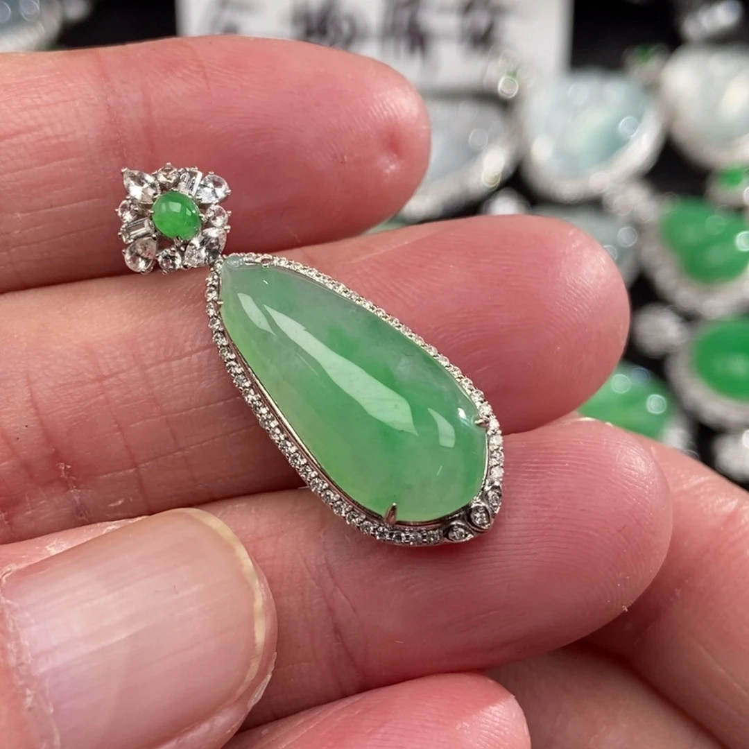 颈饰18K金镶嵌翡翠福瓜