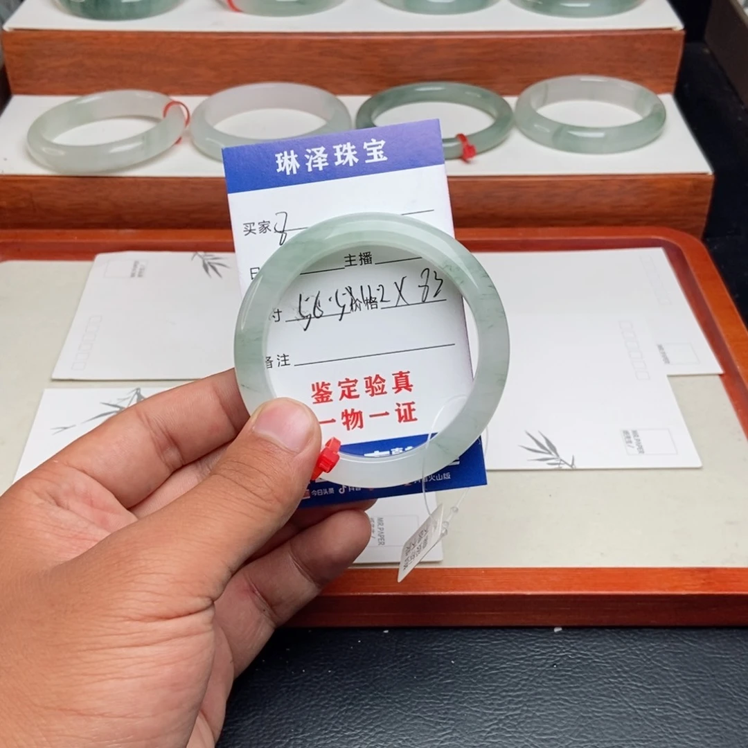 H***y石英质玉手镯未镶嵌8