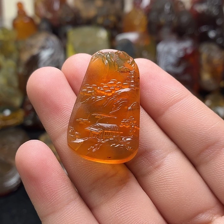 琥珀未镶嵌颈饰25