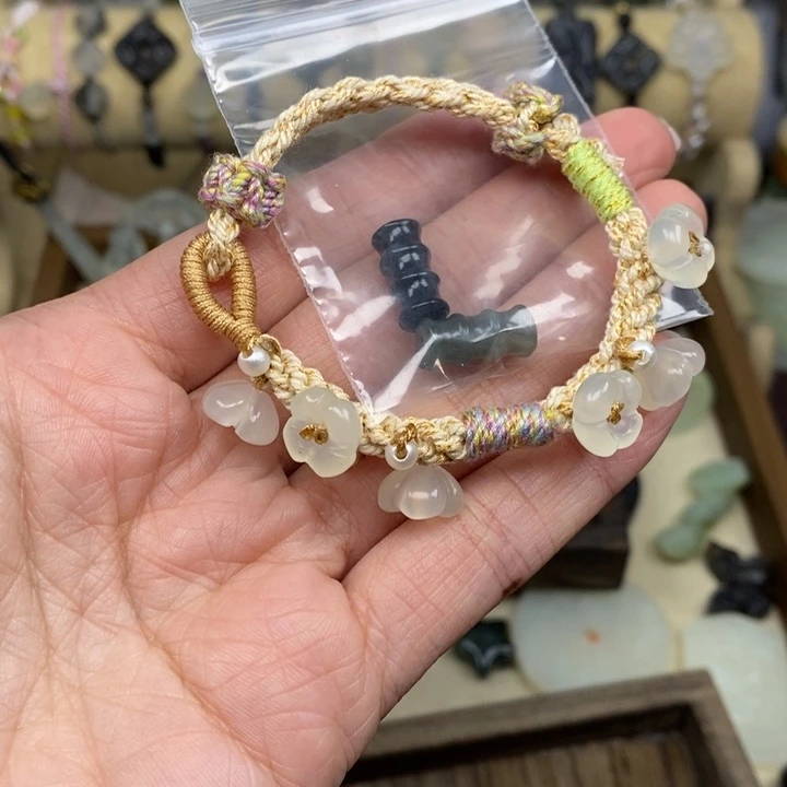 睿***鱼蛇纹石玉未镶嵌颈饰