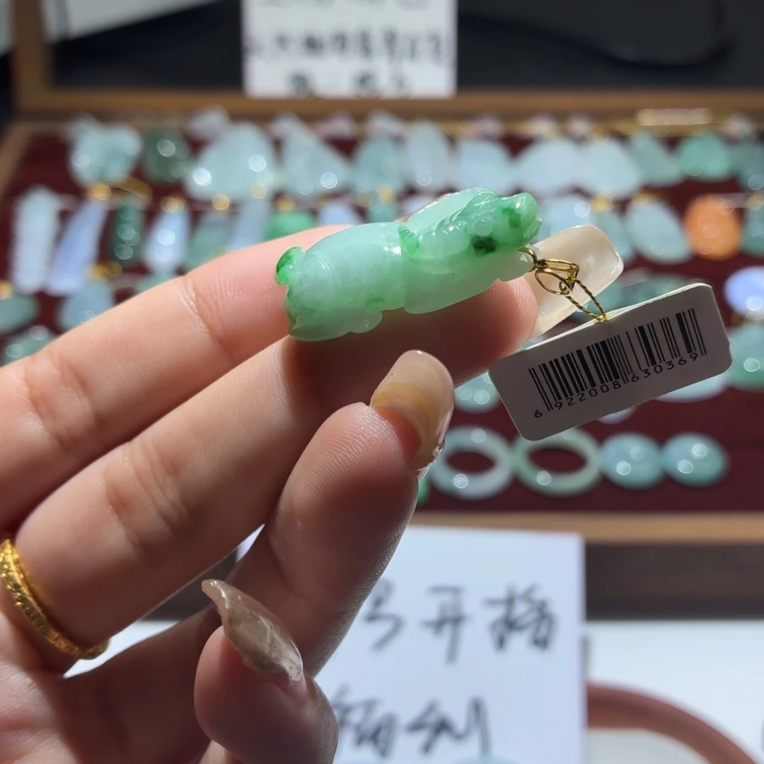 翡翠18K金镶嵌颈饰牛