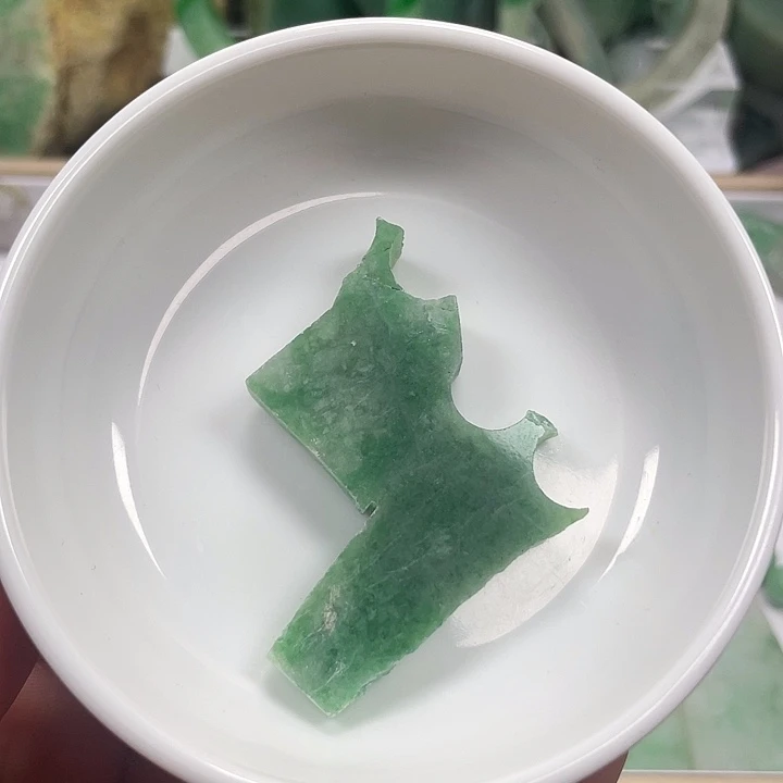 翡翠裸石豆绿色毛料