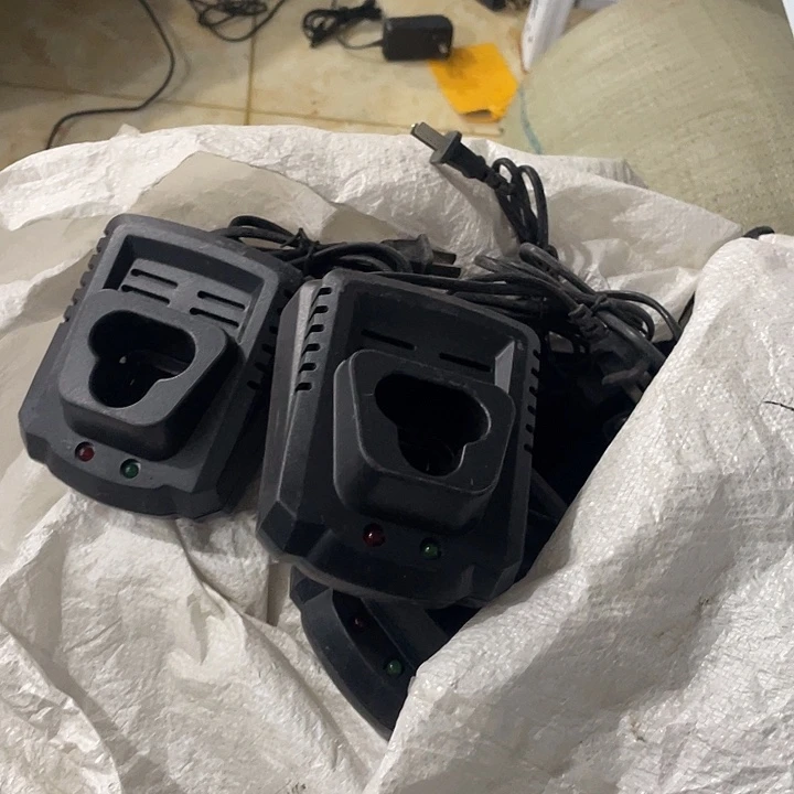 博士款充电器三个坏的