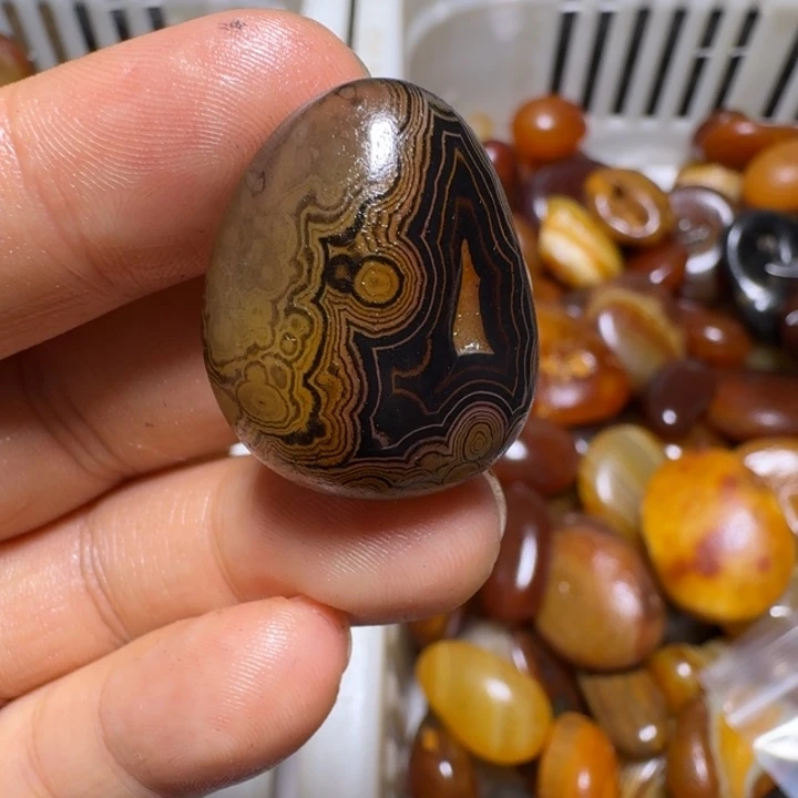 可***可瓷片马达加斯加奇石手把件浮雕