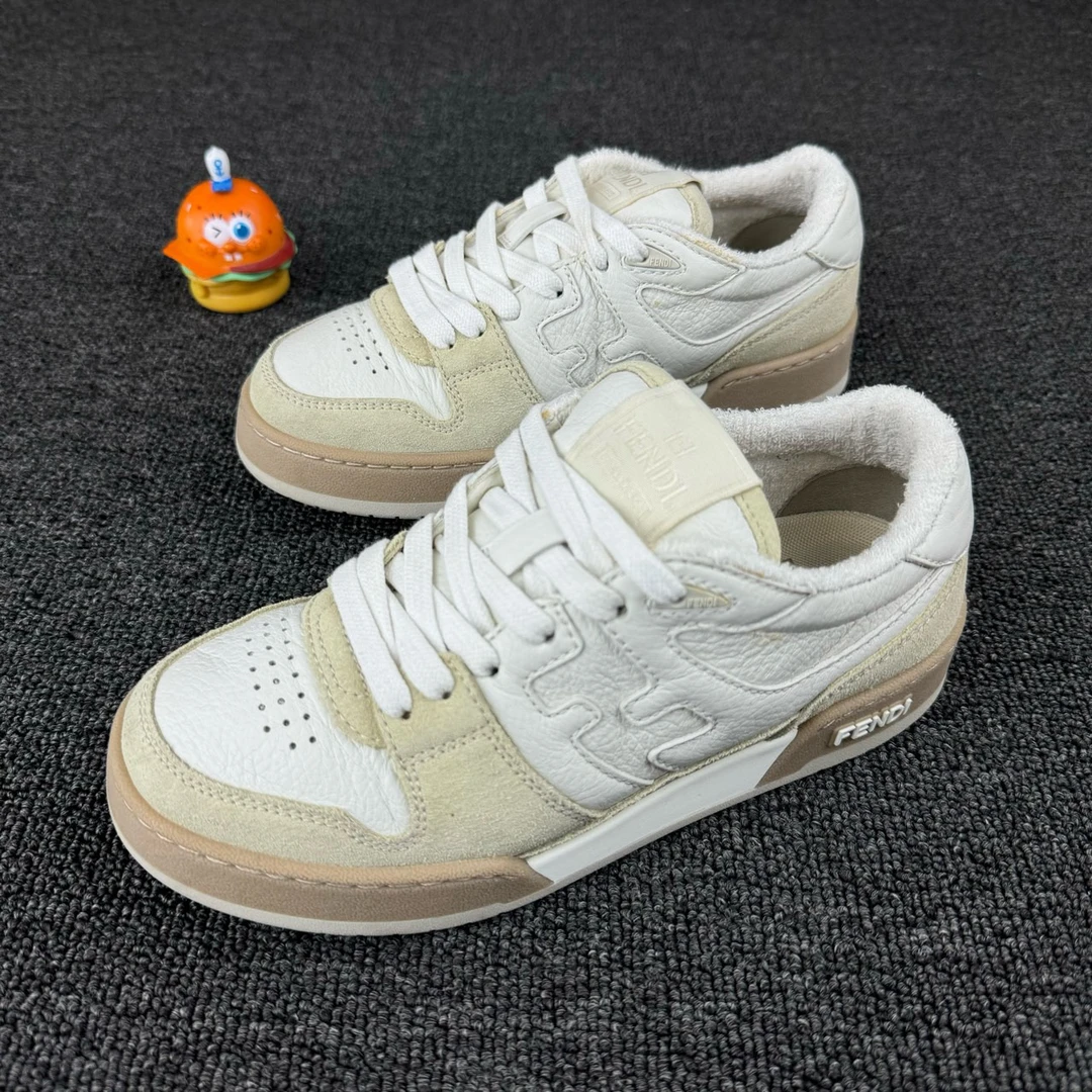 95新 FENDI/芬迪 Match灰白35码双F浮雕设计HB1554