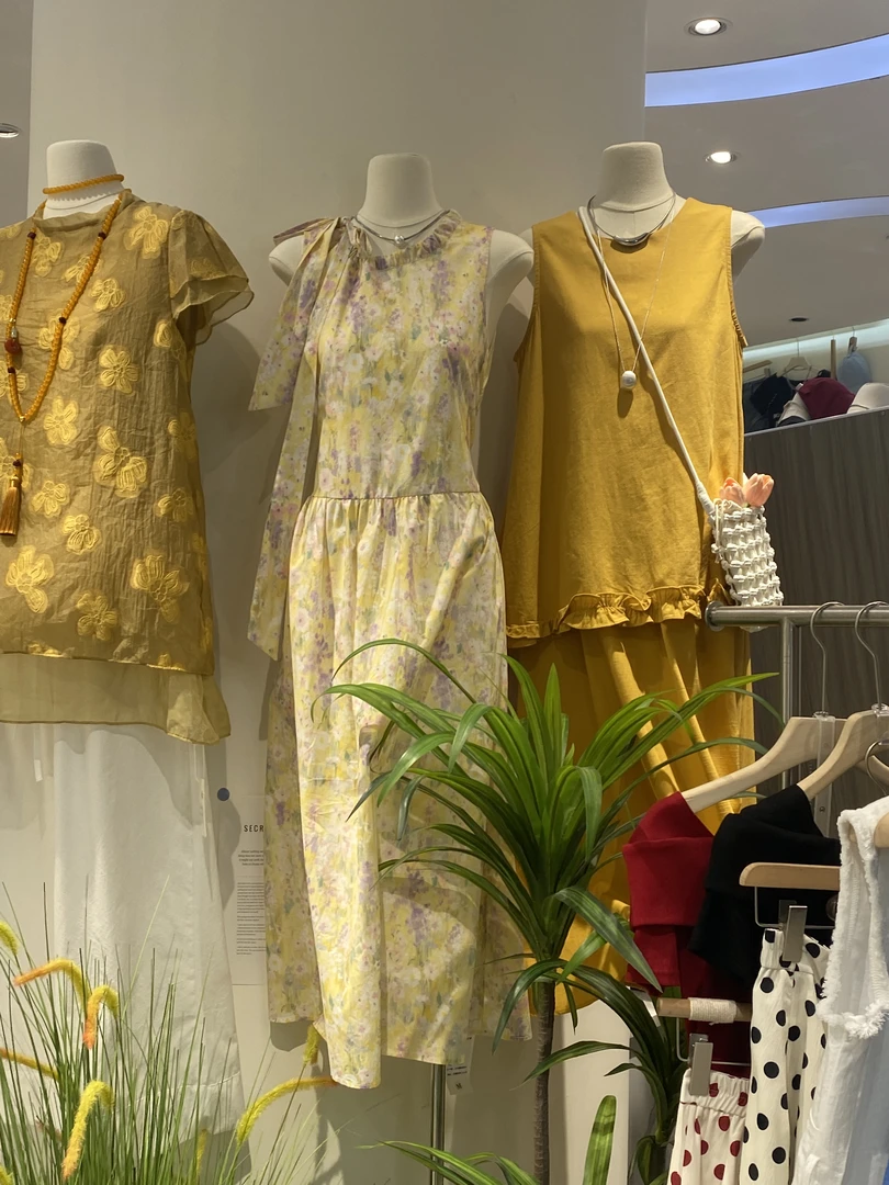 无袖设计连衣裙显瘦气质百搭