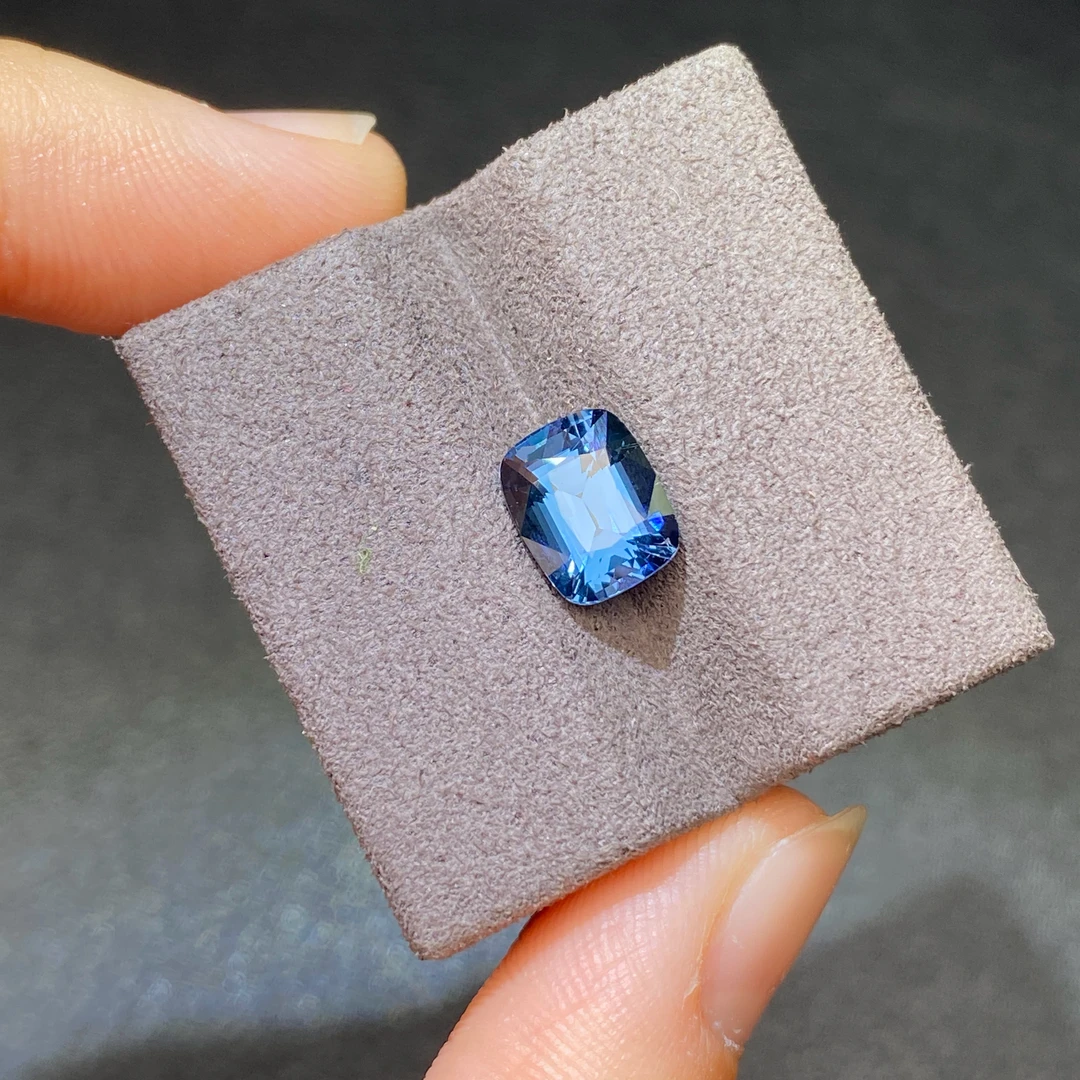 25M005 蓝色尖晶宝石 2.15克拉