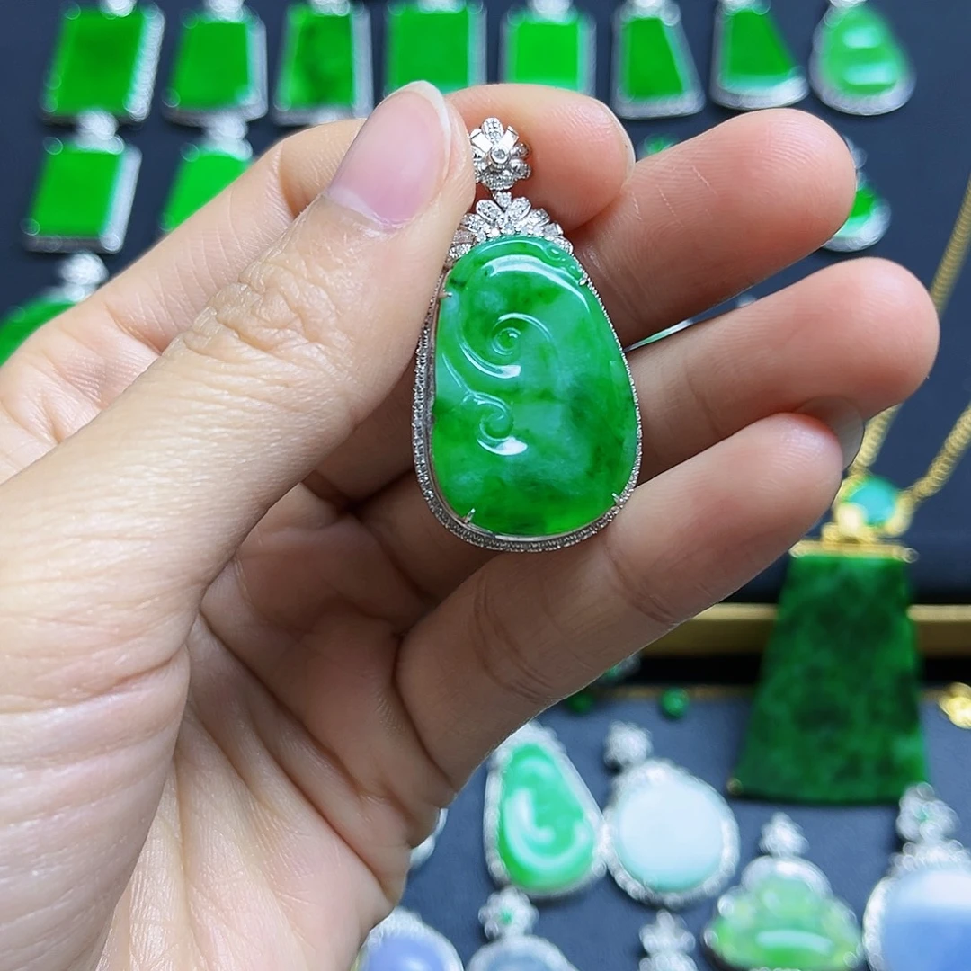 翡翠18K金镶嵌颈饰