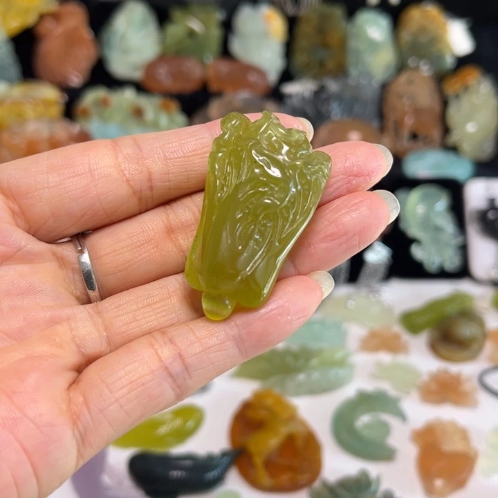 蛇纹石玉未镶嵌颈饰