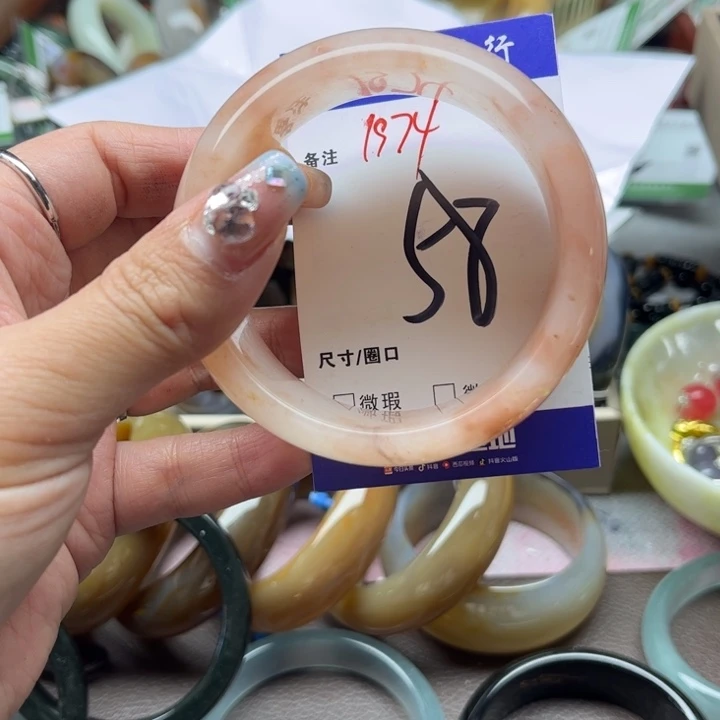 石英质玉颈饰未镶嵌