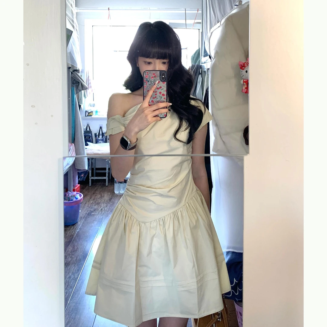 慵懒风氛围感穿搭露肩连衣裙女夏季新款收腰显瘦a字设计感短裙潮