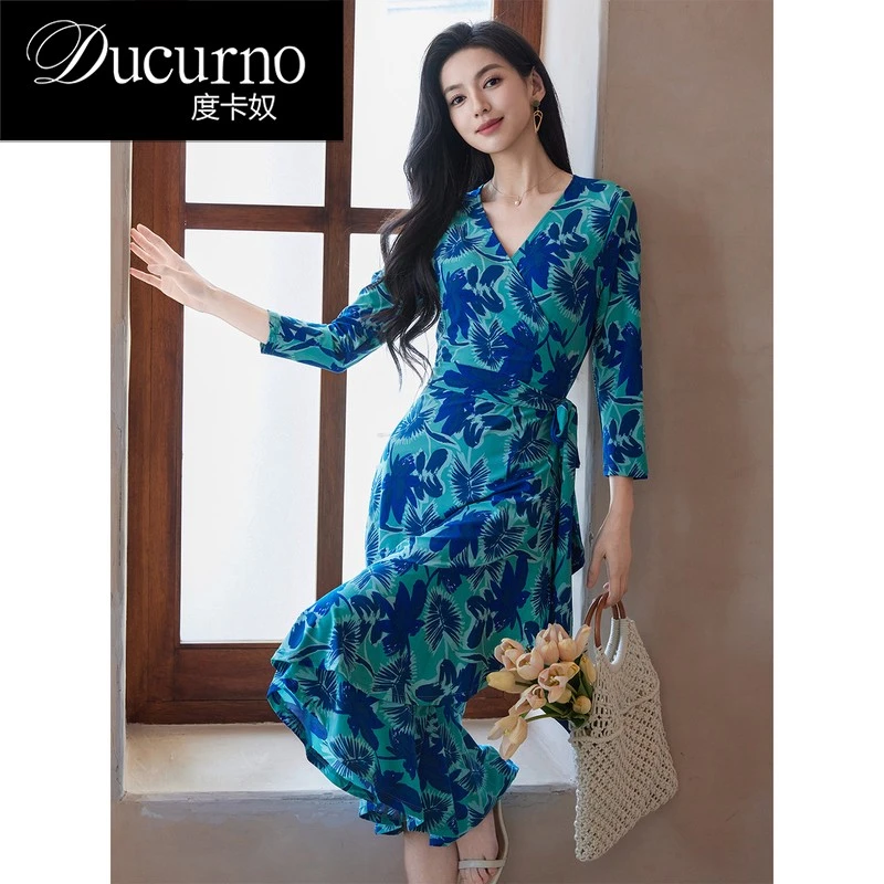 轻奢高级感法式海边度假夏日减龄连衣裙女茶歇一片式裹身裙高级感