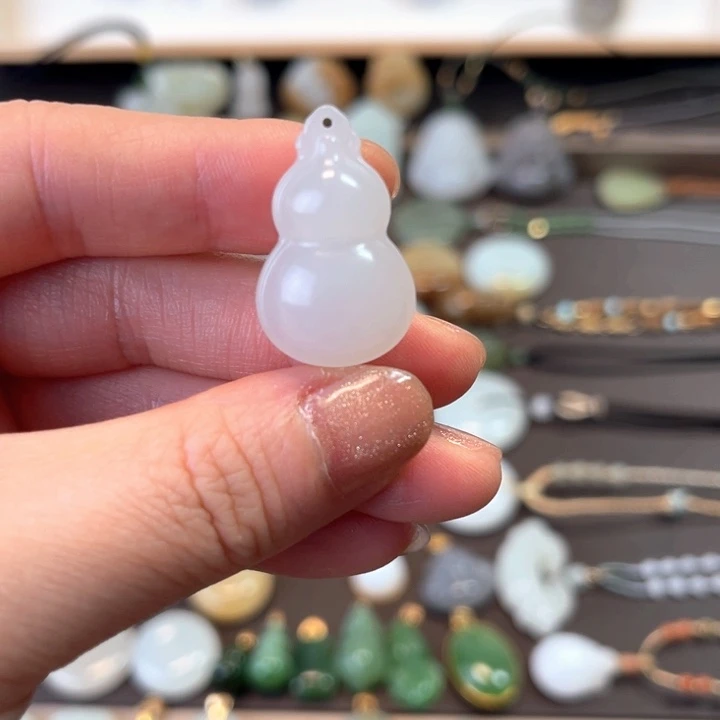 么****和田玉未镶嵌颈饰葫芦