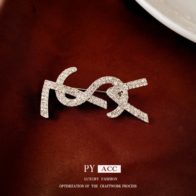 PY法式轻奢镶钻字母胸针时尚气质高级感西装别针小众新款配饰潮