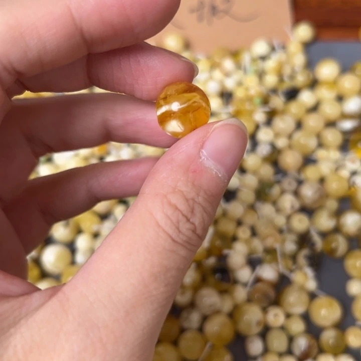 蜜蜡未镶嵌裸石13mm有坑