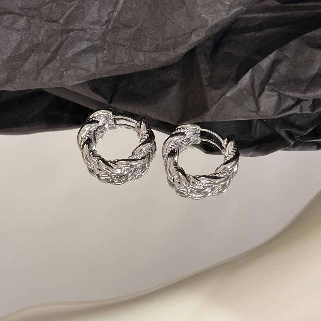 铜合金耳饰 精致麻花素圈韩系博主同款气质百搭ins感耳圈时尚耳环