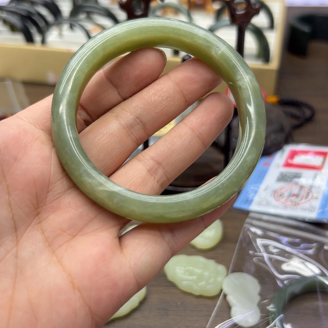 和田玉手镯未镶嵌61.2圈围202瑕