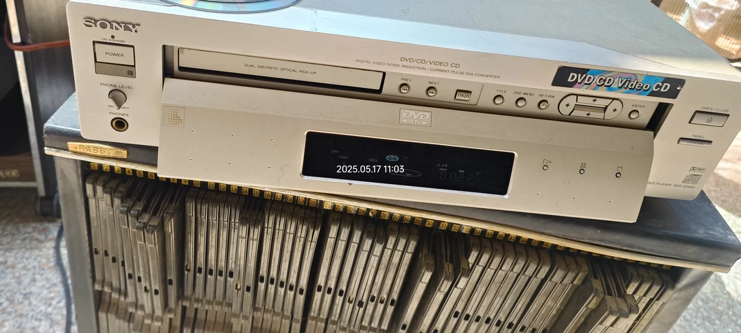 8新  索尼DVD里型号s-7000功能正常售出不退不换！运费到付！