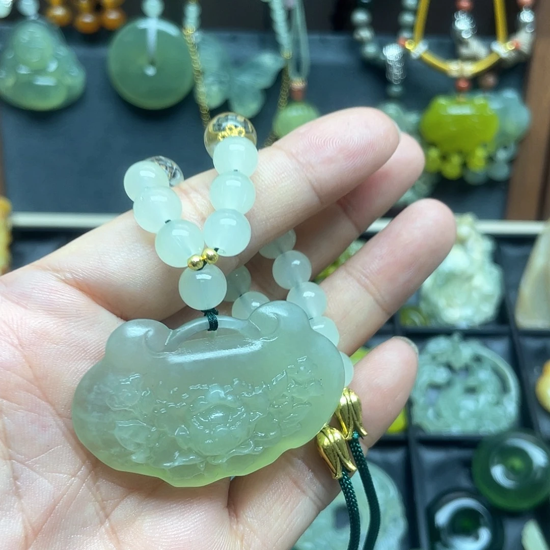 蛇纹石玉未镶嵌颈饰