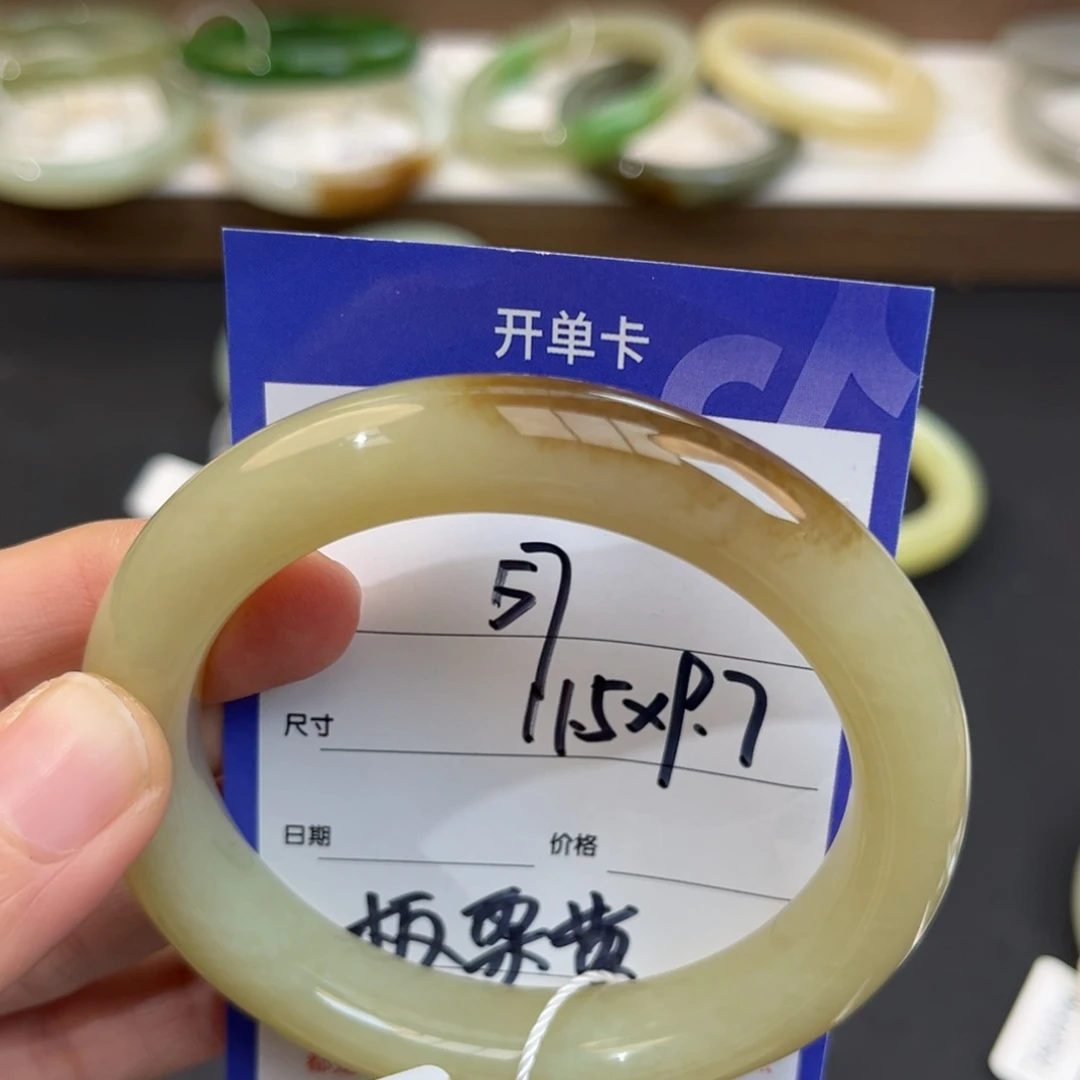 婵***人和田玉未镶嵌手镯