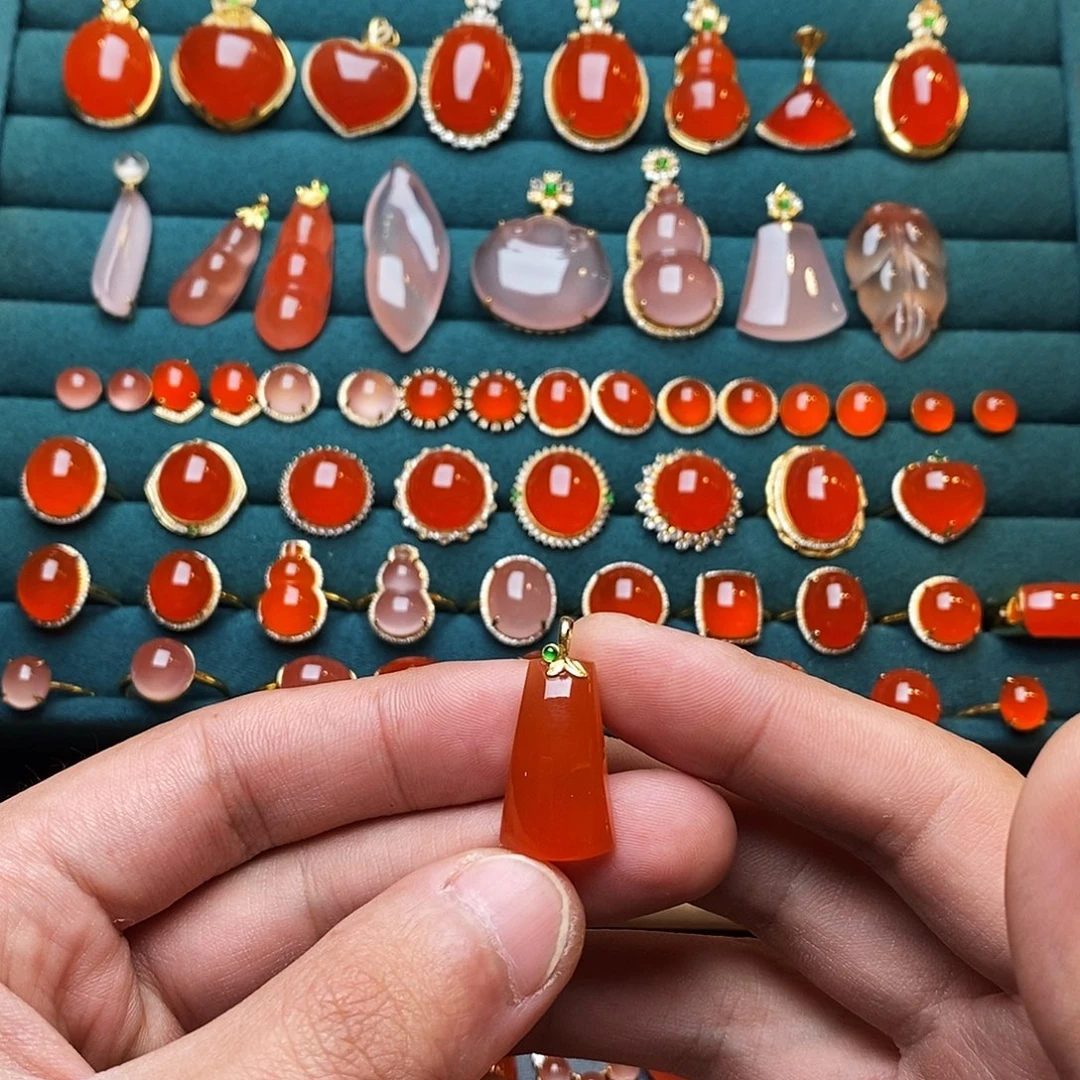 南红玛瑙18K金镶嵌颈饰