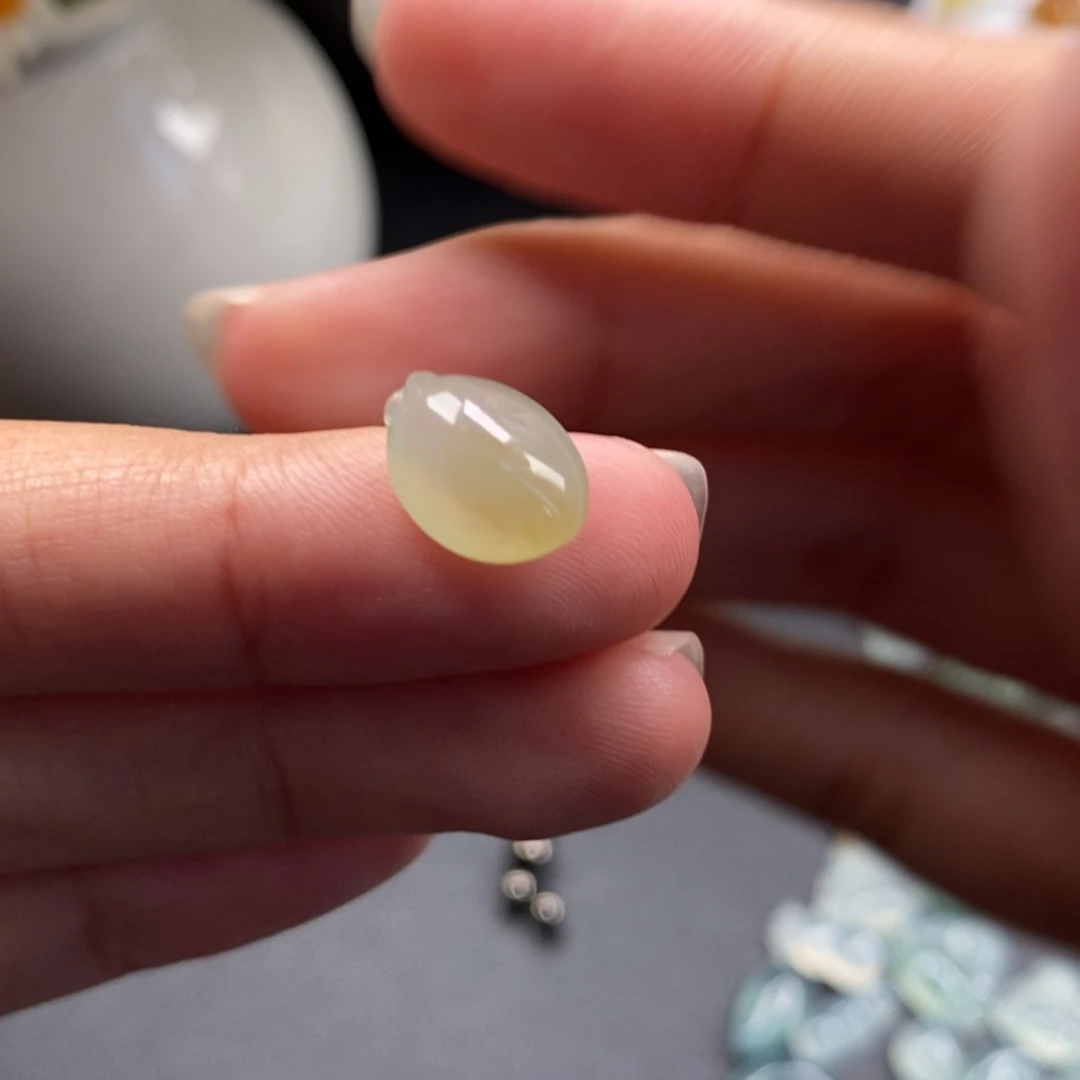 翡翠裸石飘黄翡小桃子